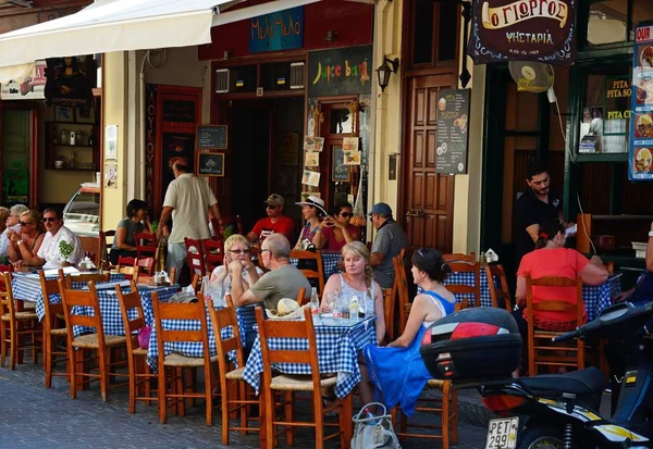 Turistas relaxando em restaurantes na cidade velha, Rethymno, Creta . — Fotografia de Stock