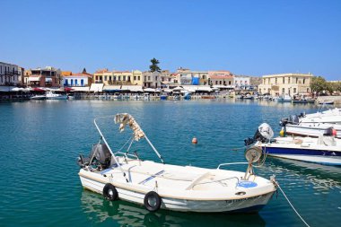 Görünümü Inner harbour, Rethymno, Crete restoranlarda waterfront ve tekneler.