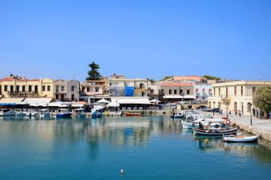 Balıkçı tekneleri ve Inner harbour, Rethymno, Crete restoranlarda waterfront görünümü.