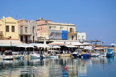 Görünümü Inner harbour, Rethymno, Crete restoranlarda waterfront ve tekneler.