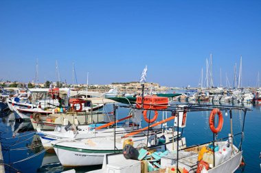 Liman, Rethymno, Girit'te geleneksel Yunan balıkçı tekneleri.