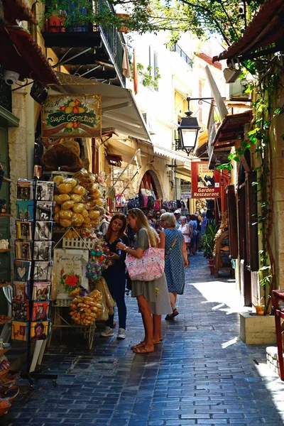 Τουρίστες ένα εμπορικό δρόμο για την παλιά πόλη, Ρέθυμνο, Κρήτη. — Φωτογραφία Αρχείου