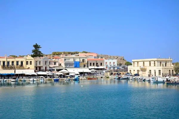 Pohled na rybářských člunů a přímořských restaurací ve vnitřním přístavu, Rethymno, Kréta. — Stock fotografie