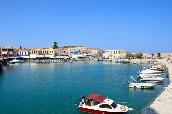 Προβολή των αλιευτικών σκαφών και παραθαλάσσια εστιατόρια στο εσωτερικό του λιμανιού, Ρέθυμνο, Κρήτη. — Φωτογραφία Αρχείου