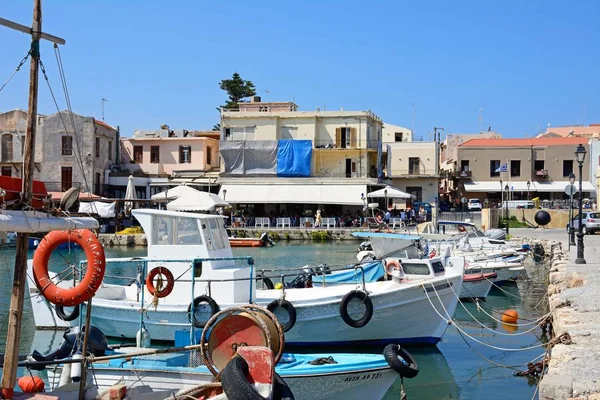 Vista de barcos de pesca tradicionais no porto interno com restaurantes à beira-mar para a parte traseira, Rethymno, Creta . — Fotografia de Stock