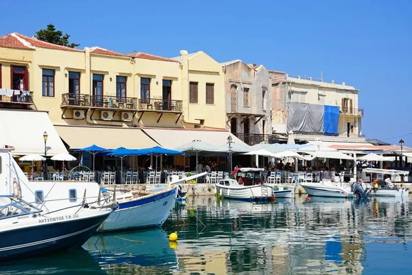 Weergave van boten en waterkant restaurants in de innerlijke haven, Rethymno, Crete. — Stockfoto