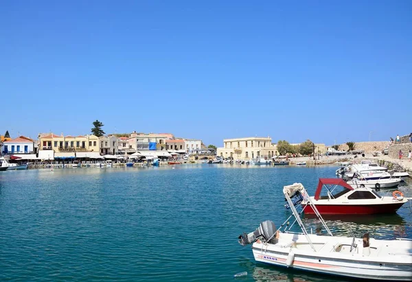 Vista de barcos de pesca e restaurantes à beira-mar no porto interno, Rethymno, Creta . — Fotografia de Stock