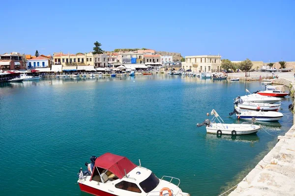 Blick auf Fischerboote und Restaurants am Wasser im Innenhafen, Rethymno, Beton. — Stockfoto