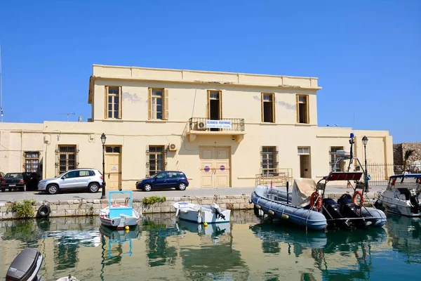 Boats in the inner harbour with the customs house to the rear, Rethymno, Crete. — Stock Photo, Image