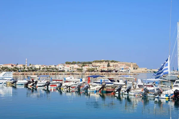 Vista de barcos ancorados no porto com o castelo para trás, Rethymno, Creta . — Fotografia de Stock