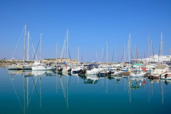Yachts förtöjd i småbåtshamnen med slottet till baksidan, Rethymnon, Kreta. — Stockfoto
