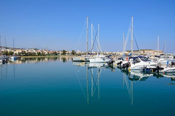 Jachty kotvící v přístavu s hradem dozadu, Rethymno, Kréta. — Stock fotografie