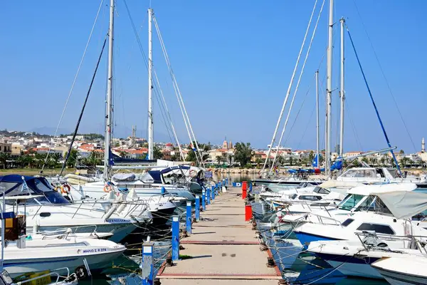 Iates ancorados na marina com vista para a cidade para trás, Rethymno, Creta . — Fotografia de Stock