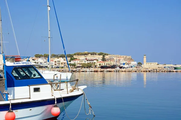Yachts amarrés dans la marina avec le château à l'arrière, Rethymno, Crète . — Photo