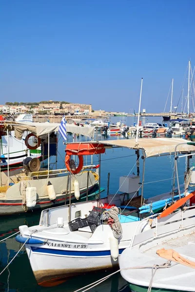 Traditionelle griechische Fischerboote im Hafen, Rethymno, Beton. — Stockfoto