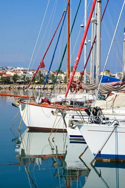 Båtar förtöjda i hamnen med utsikt över staden byggnader till baksidaen, Rethymnon, Kreta. — Stockfoto