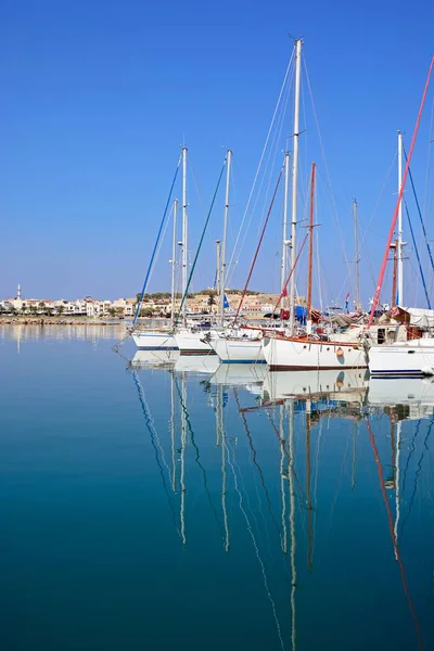 Iates ancorados na marina com o castelo para trás, Rethymno, Creta . — Fotografia de Stock