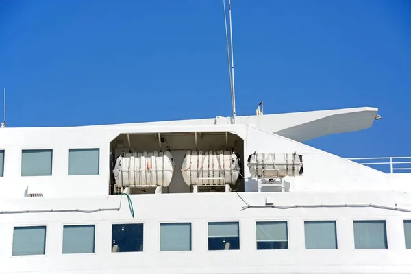 Primo piano delle capsule di zattera di salvataggio sul traghetto passeggeri monoscafo Seajets ad alta velocità, Rethymno, Creta . — Foto Stock