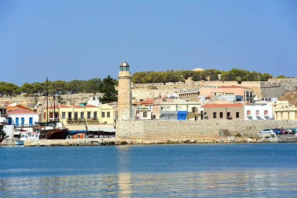 Utsikt över hamnen och fyren med slottet till den bakre, Rethymno, Kreta. — Stockfoto