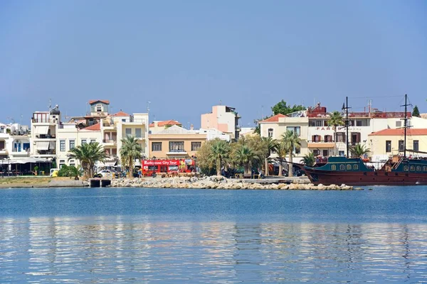 Rethymno, Crete limanda palamarla bir Kalyon ile waterfront binalar görünümünü. — Stok fotoğraf