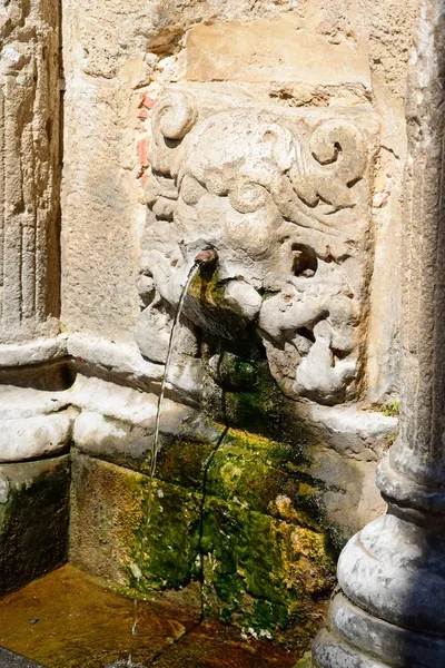 Primer plano de los chorros de agua de la cabeza de los leones en la fuente veneciana de Rimondi en la plaza Petychaki, Rethymno, Creta . — Foto de Stock
