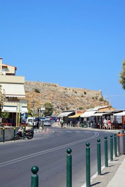 Periferiakos boyunca kaldırım kafeleri ile kalenin arka, Rethymno, Girit için.
