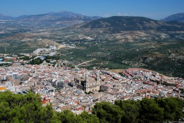 Virgin Katedrali manzaralı çevreleyen şehir rooftops Jaen, İspanya üzerinden varsayımı.