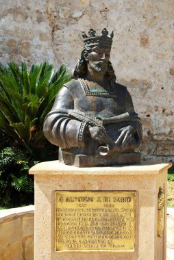 Alfonso X El Sabio heykeli kalenin El Puerto de Santa Maria, İspanya dışında.