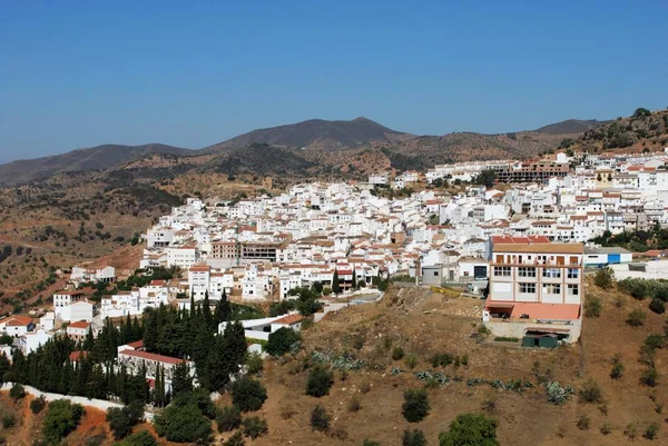 Blick auf die Stadt und die umliegende Landschaft, Almogia, Spanien. — Stockfoto