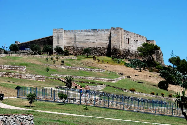 Sohail castle s zámecké zahrady v popředí, Fuengirola, Španělsko. — Stock fotografie