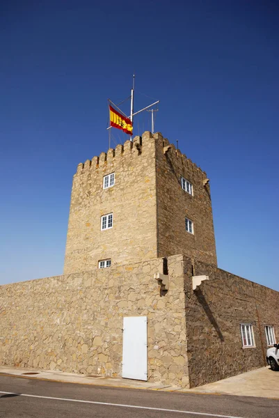 Harbour mesterek Office spanyol zászlóval a tetején, Puerto Sotogrande, Spanyolország. — Stock Fotó