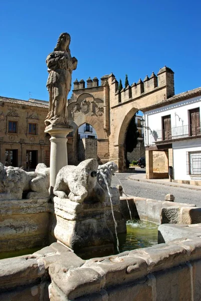 Fontanna Lwów w Plaza de Populo, Baeza, Hiszpania. — Zdjęcie stockowe