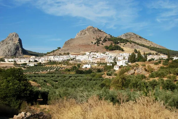 Dağların arkasına, Archidona, İspanya ile beyaz şehir görünümünü. — Stok fotoğraf