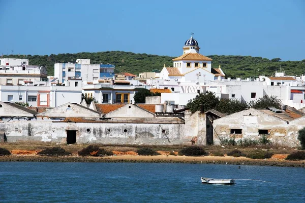 Şehrin öbür tarafında nehir Barbate, Barbate, İspanya görünümünü.