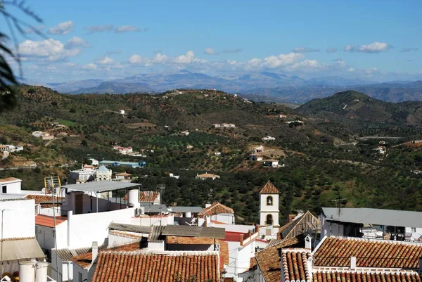 Vista de los tejados de la ciudad hacia las montañas, Guaro, España . —  Fotos de Stock