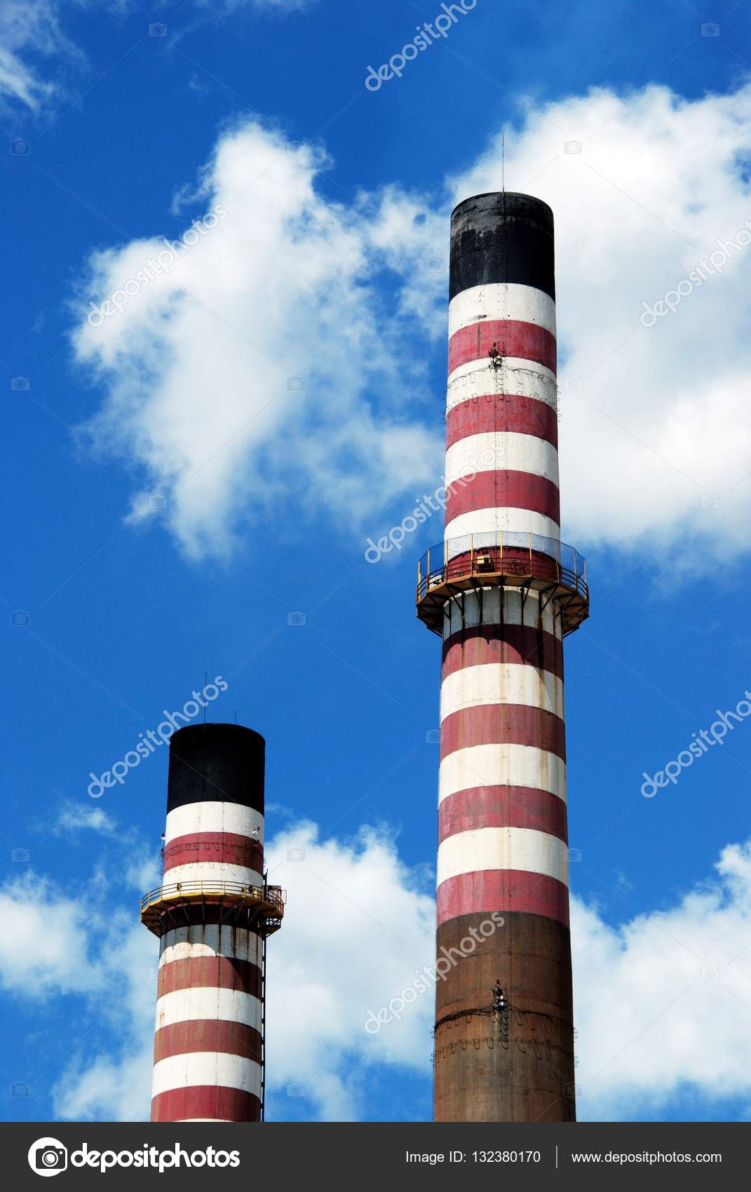 Chimenea industrial con humo — Foto de stock © arenaphotouk #132380170