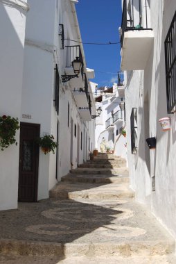 tipik bir boyunca Townhouses badanalı köy sokak, frigiliana, İspanya.