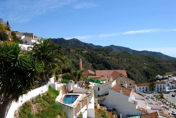 Vue sur les toits et la campagne environnante, Frigiliana, Espagne . — Photo