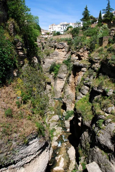 Vista del desfiladero desde el puente viejo, Ronda, España . — Foto de Stock