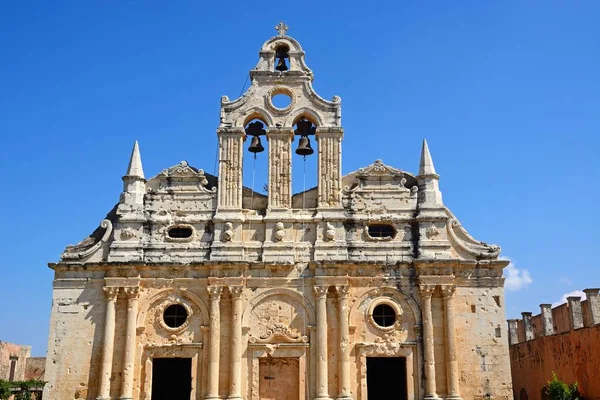 Parte superior de la iglesia del monasterio de Arkadi y campanario, Arkadi, Creta, Grecia . — Foto de Stock