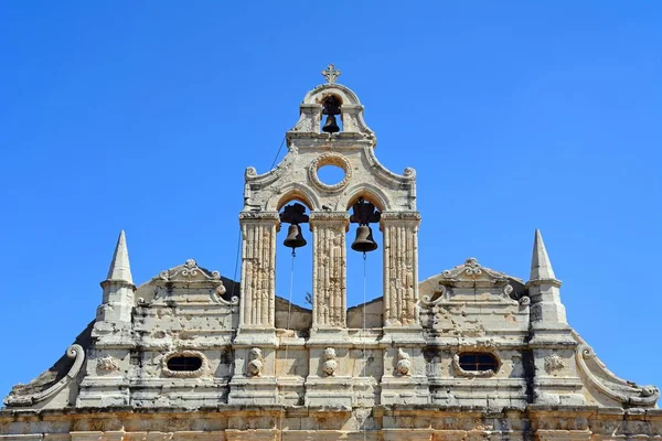 Вид на верхнюю часть церкви и колокольни монастыря Аркади, Аркади, Крит, Греция . — стоковое фото