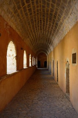 Arkadi Manastırı 'nda Batı kapısı 'ndaki kapı ve pencerelerin bulunduğu geçiş yolu, Arkadi, Girit, Yunanistan.