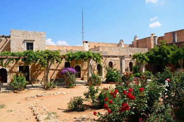Arkadi Manastırı, Arkadi, Girit, Yunanistan avlusunda mahzenleri ve rahipler hücreleri tarafından binalar.
