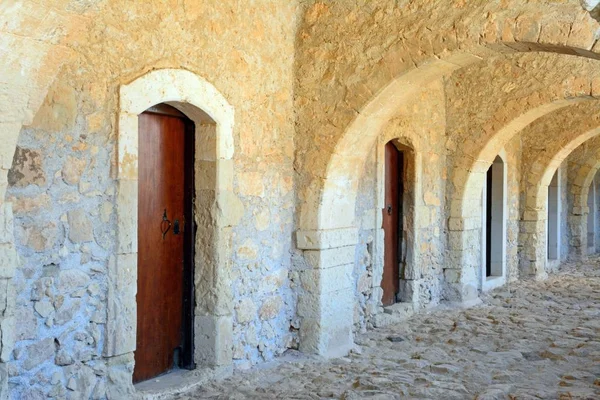 Pasadizo con puertas en la Puerta Oeste en el Monasterio Arkadi, Arkadi, Creta, Grecia . — Foto de Stock