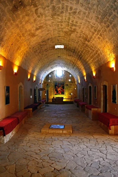Bancos en el sótano del Monasterio Arkadi, Arkadi, Creta, Grecia . — Foto de Stock