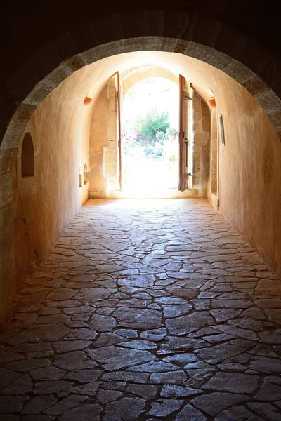 Pasadizo con puertas al final en el Monasterio Arkadi, Arkadi, Creta, Grecia . — Foto de Stock