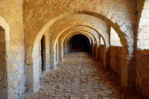 Pasaje en la Puerta Oeste en el Monasterio Arkadi, Arkadi, Creta, Grecia . — Foto de Stock