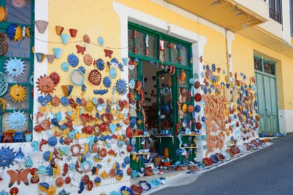村の中心、Margarites、クレタ島、ギリシャの店の壁に飾られた陶器. — ストック写真