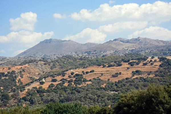 Utsikt över den bergiga landsbygden nära Margarites, Kreta, Grekland. — Stockfoto