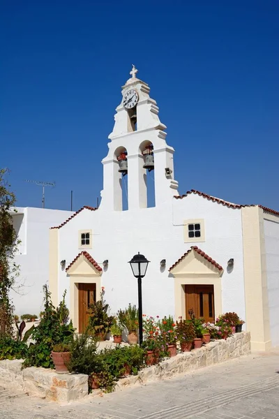 Vista de la iglesia del pueblo, Margaritas, Creta, Grecia . — Foto de Stock